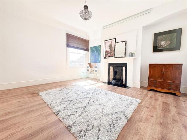 South Street, Eastbourne, 2 Bedroom Flat