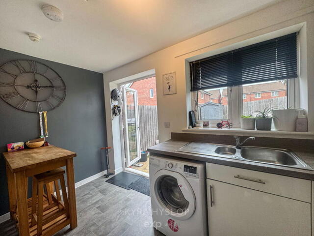 Cranbrook, Exeter,3 Bedroom Semi-detached