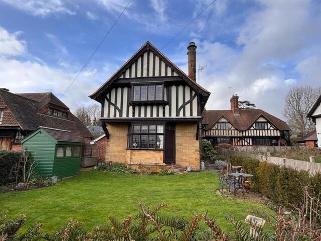 The Green, Leigh, 2 Bedroom End