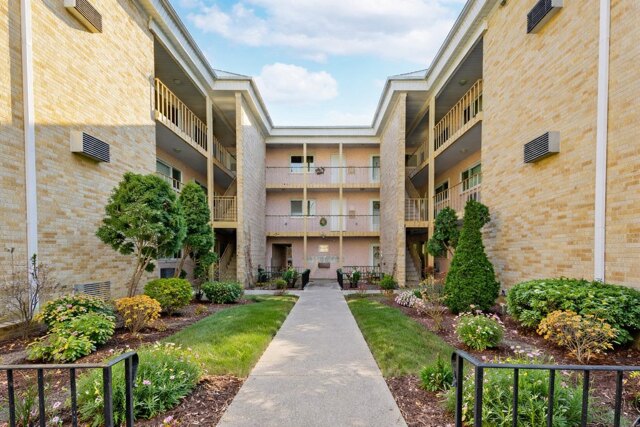 W Wellington Ave Apt F, Elmwood Park, Home For Rent