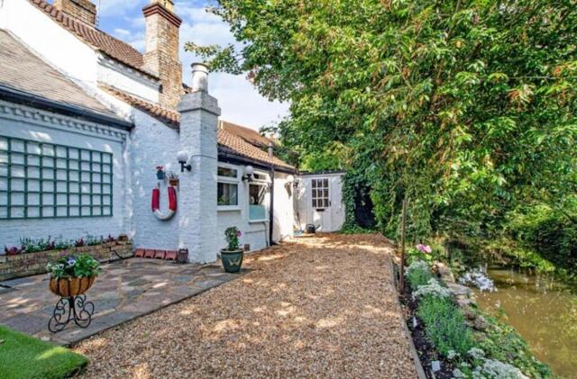 Church Street, Rickmansworth, 3 Bedroom End