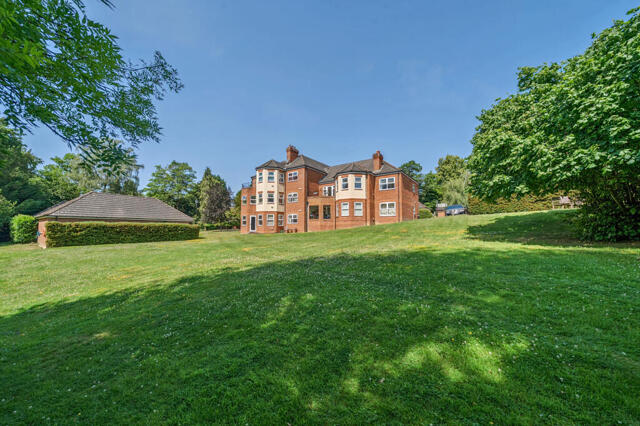 Hale Place, Farnham, 2 Bedroom Flat