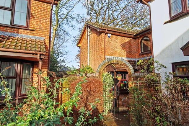 Stanley Gardens, Walton-on-thames, 3 Bedroom End