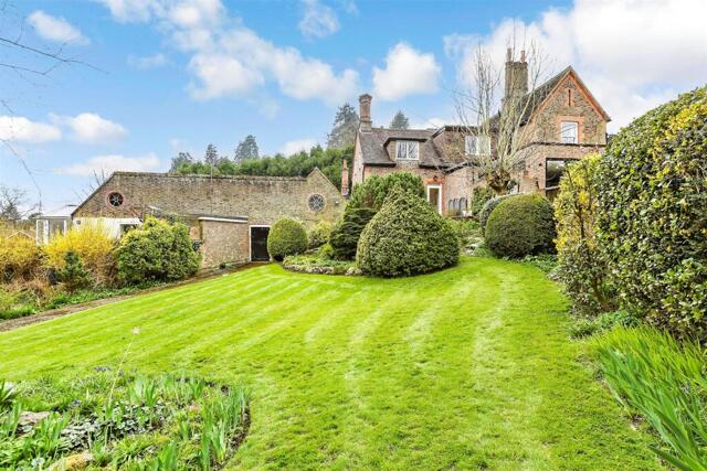 Laglands Close, Reigate, 4 Bedroom Link