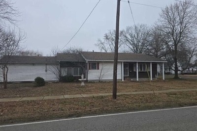 E Green St, Centralia, Preforeclosure Single-family Home