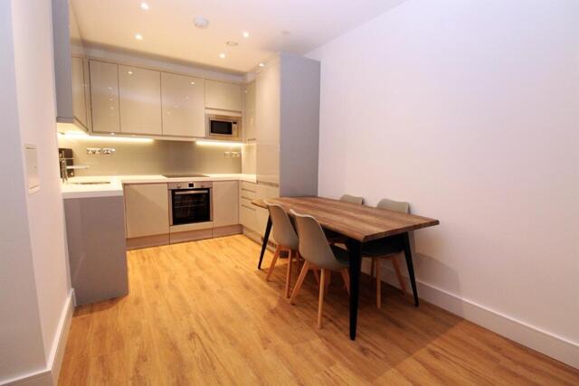 West Gate, London, Studio Apartment For