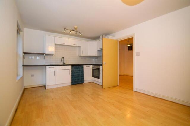 Flat,balloon Court, 3 Bedroom Flat