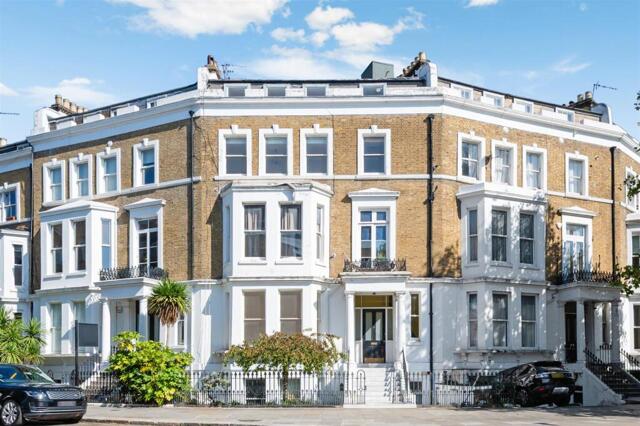 Cromwell Crescent, Earls Court, 2 Bedroom Apartment