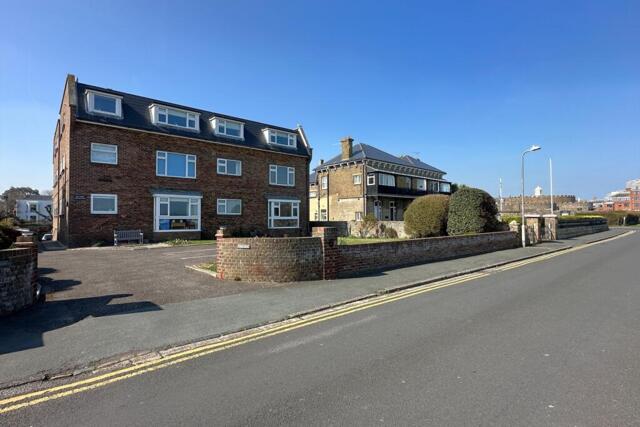 Marine Road, Walmer, 2 Bedroom Flat