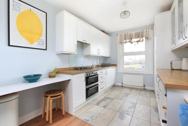Killyon Terrace, 
Clapham, 2 Bedroom Flat