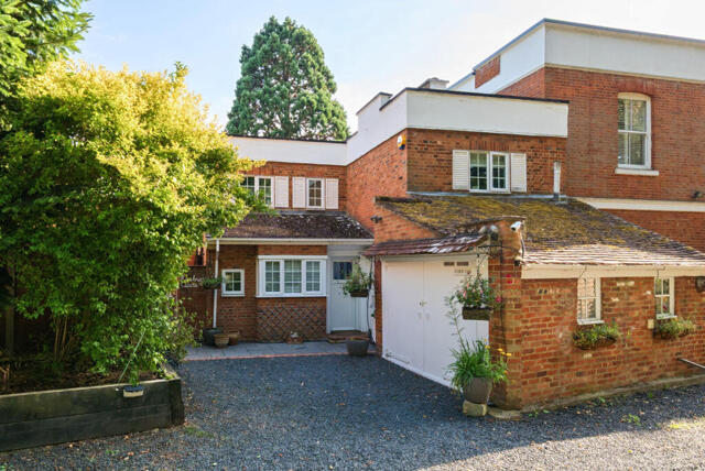 St. Anns Hill Road, Chertsey, 4 Bedroom End