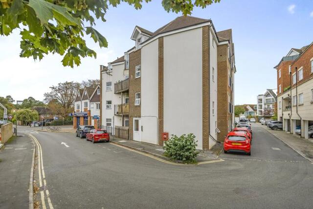 Rosemount Avenue, West Byfleet, 2 Bedroom Flat