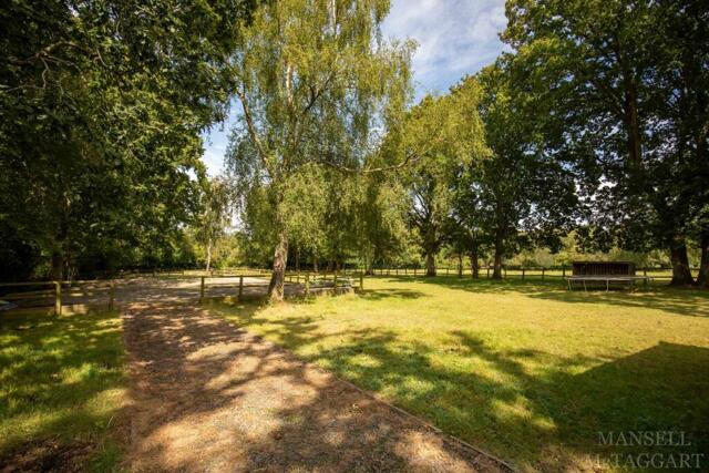 Roundabout Road, Crawley, 5 Bedroom Detached