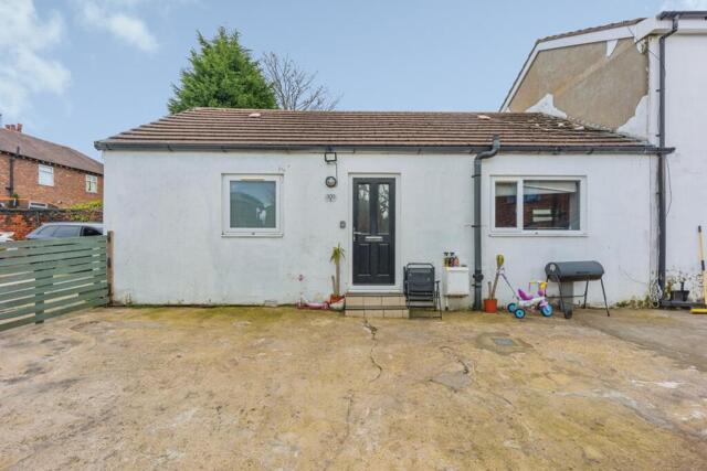 Brinnington Road, Stockport, 2 Bedroom Flat