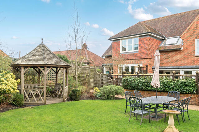 St. Marys Court, Beaconsfield, 2 Bedroom End