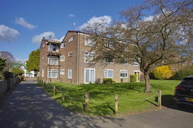 Greendale Court, Haling Park Road, 2 Bedroom Apartment