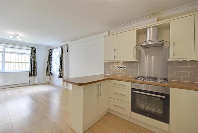 Greendale Court, Haling Park Road, 2 Bedroom Apartment