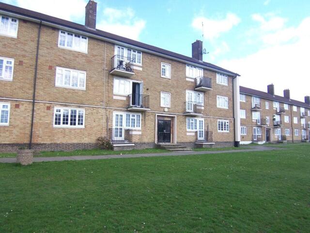 Longfield Crescent, Tadworth, 2 Bedroom Flat