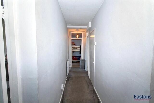 Longfield Crescent, Tadworth, 2 Bedroom Flat