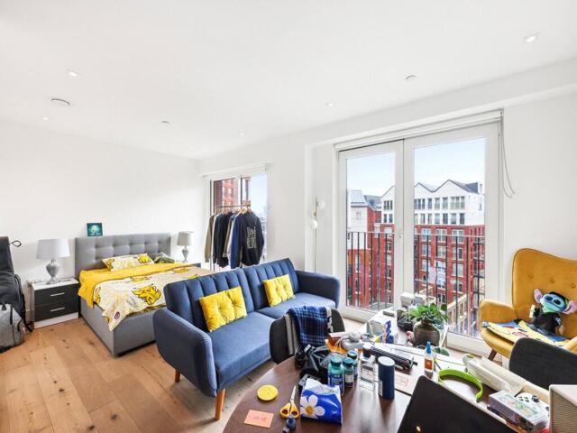 Exchange Gardens, London, Studio Apartment For