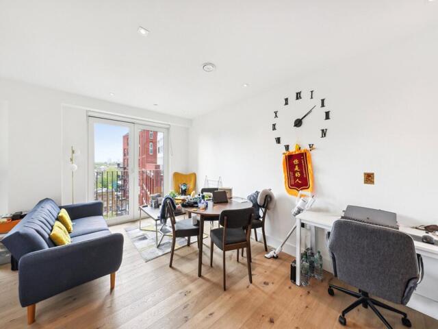 Exchange Gardens, London, Studio Apartment For