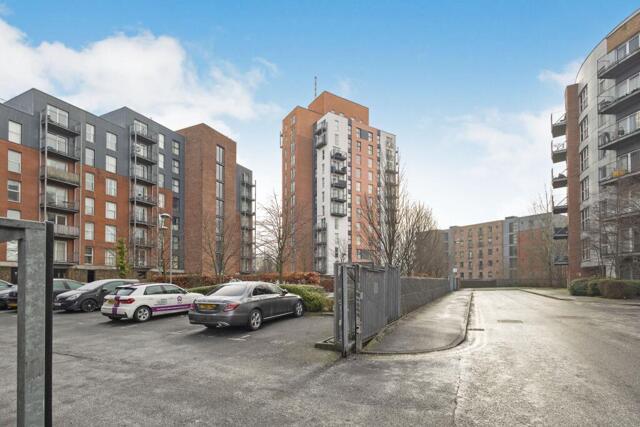 Stillwater Drive, Manchester, 1 Bedroom Flat