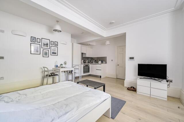 Central Reading, Berkshire, Studio Flat For