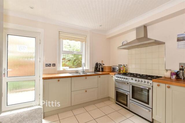 Station Avenue, Sandown, 6 Bedroom Semi-detached