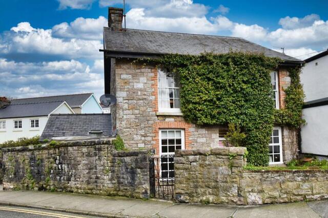 St. Johns Hill, Tenby, Property For Sale