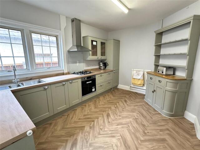 High Road North, Laindon, 3 Bedroom Detached