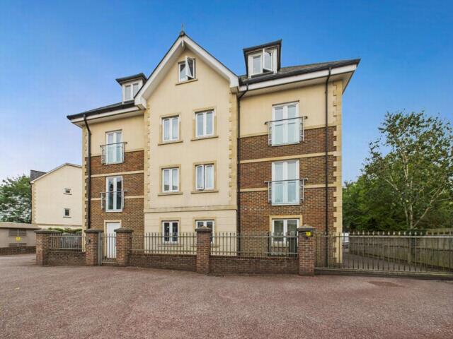 Queens Road, Haywards Heath, 2 Bedroom Flat