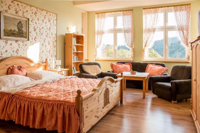 Na Vyhlidce . Patro, Karlovy Vary, Vintage Flat With