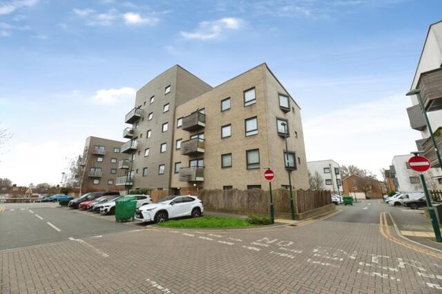 Ferndale Crescent, Surrey, 2 Bedroom Flat