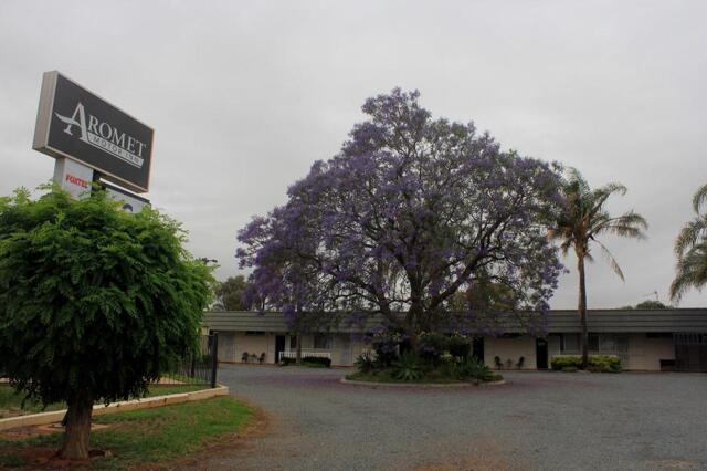 Victoria St, Temora, Aromet Motor Inn