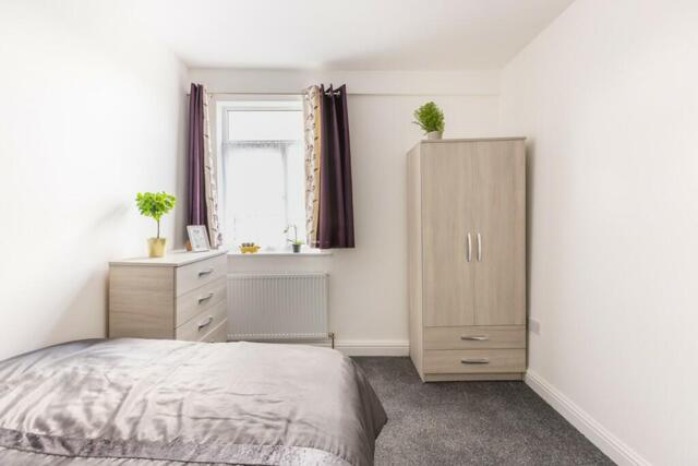 Park Road, Rugby, 6 Bedroom House