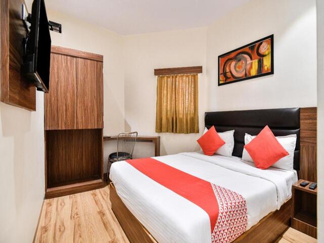 Opp Vakola Police Station, Marble Lane, Santa Cruz East., Mumbai, Oyo 15535 Deluxe