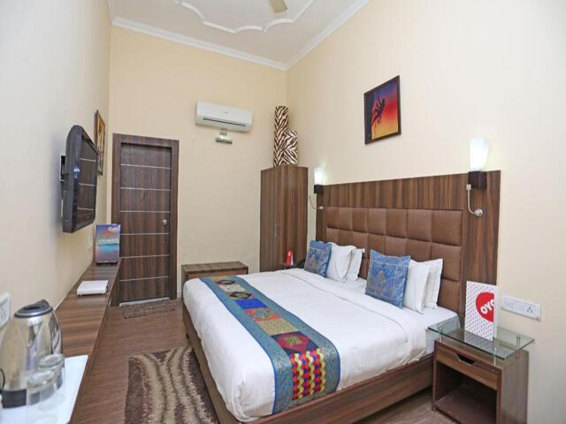 D-near Kalakriti, V I P Road To Taj Mahal, Behind T D I Mall, Agra, Oyo 15201 The