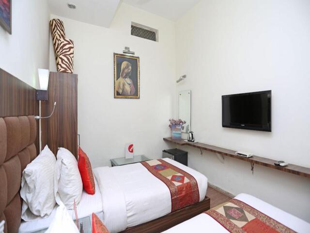 D-near Kalakriti, V I P Road To Taj Mahal, Behind T D I Mall, Agra, Oyo 15201 The