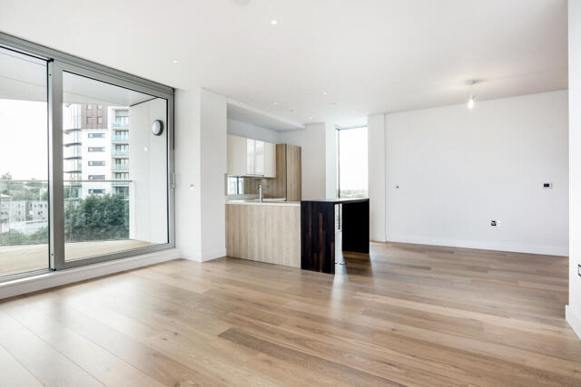 Plaza Gardens, London, 2 Bedroom Flat