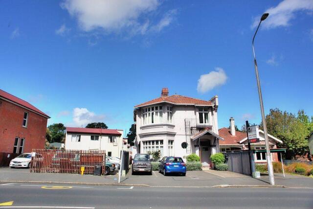 George Street, Dunedin, Albatross Inn Bed