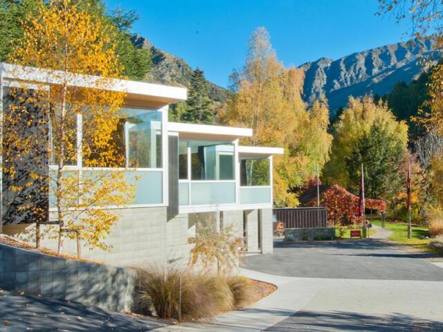 Manse Road, Queenstown, The Arrow Hotel