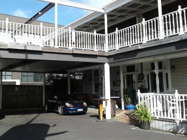 New North Rd, Kingsland, Auckland, Shooters Saloon, Hostel