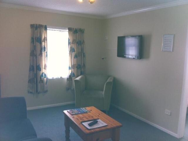 - Fergusson Drive, Wellington, Hawks Inn Motel