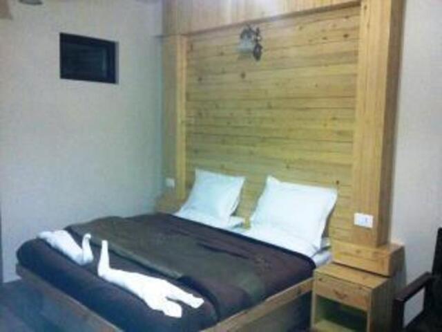 Kohen Khan, Khayam, Dal Gate, Srinagar, Hotel Royal Batoo