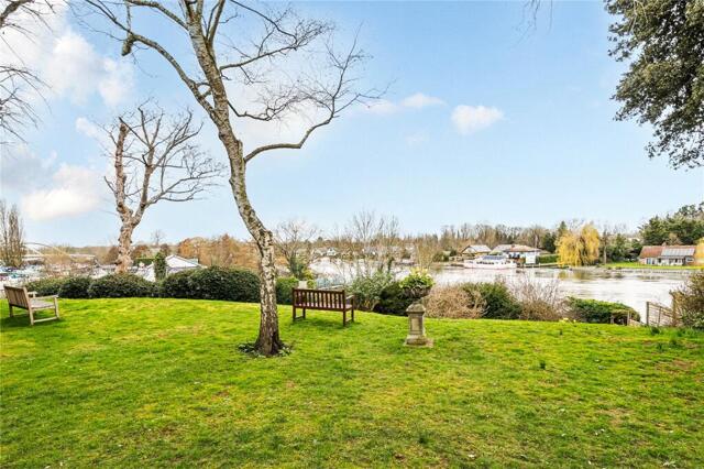 Mount Felix, Walton-on-thames, 2 Bedroom Flat