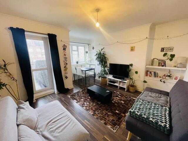 Frampton Park Road, London, 3 Bedroom Flat