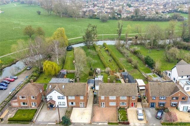 Willen Road, Newport Pagnell, 3 Bedroom Semi-detached