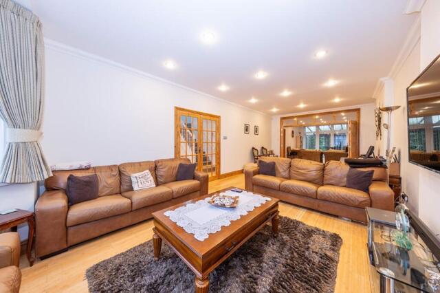 Hillcrest Avenue, Edgware, 4 Bedroom Detached