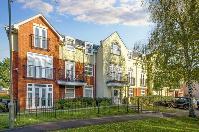 Mayfair Court, Stonegrove, 2 Bedroom Flat