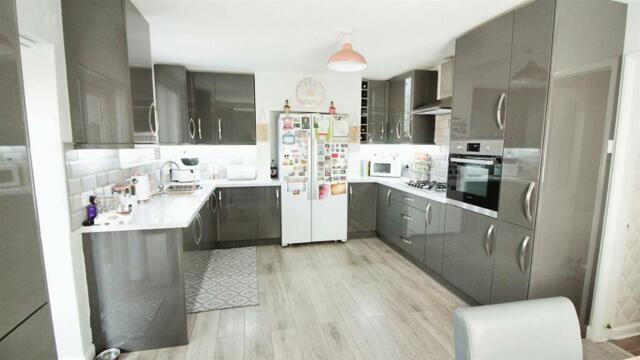 Oakwood Drive, Rothwell, 3 Bedroom Semi-detached